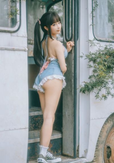 新来的女教师_JVID性感写真